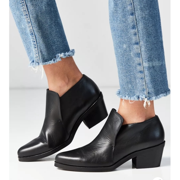 Intentionally blank black leather ankle boots sz 7  But Fits Smaller - Picture 3 of 9